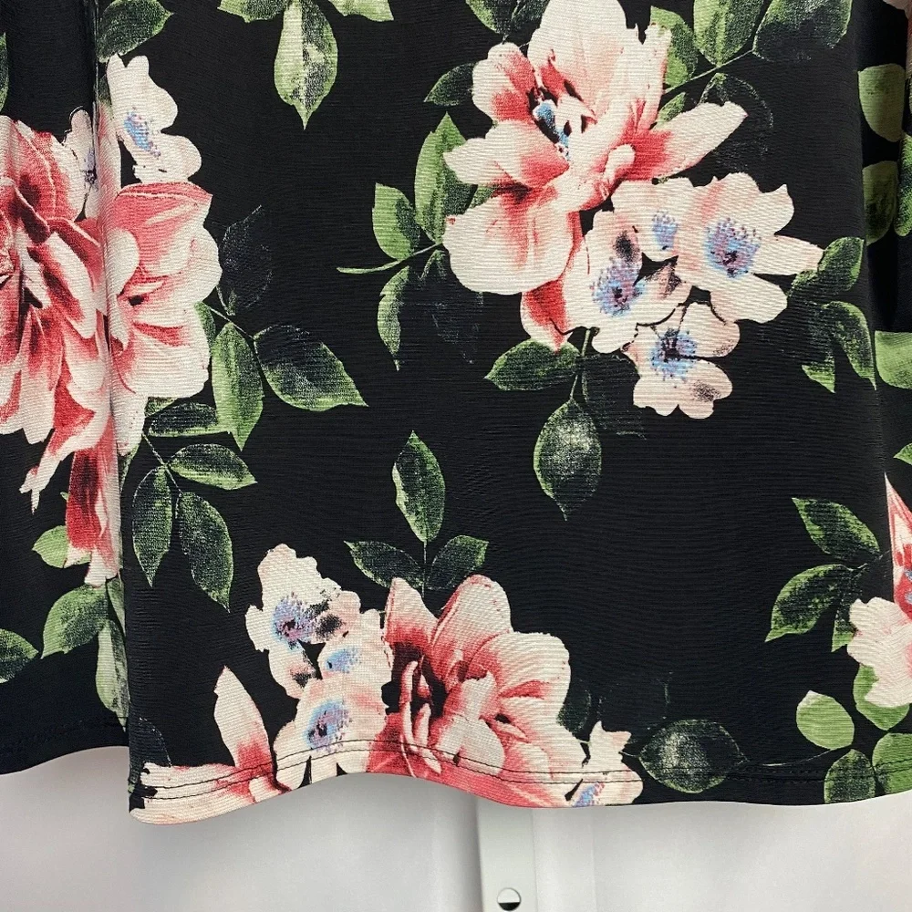 Womenʻs 3/4 Length Drop Sleeve Black and Pink Floral Blouse Small
